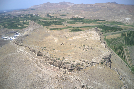 挖掘地點Vedi 城堡航拍照。周邊的山崖保護著大部分的古蹟，兩道護城牆保護著城堡的臨西方向。